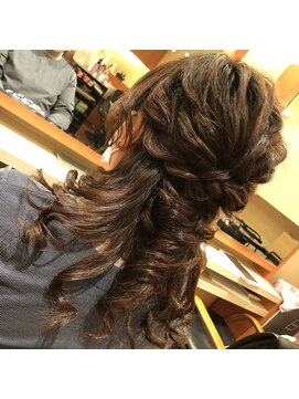 美容室ページボーイ ハーフルーズアップ