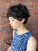 （stylist 曽我）弾むカールのショートパーマ