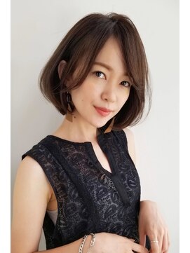 ガーデン オオタカノモリ(garden otakanomori) 簡単スタイリングひし形シルエットの耳かけ前髪なし大人ボブ