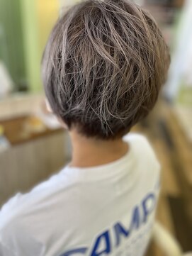 ボヌー(Bonheur) ショートカットにハイトーンカラー