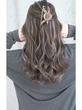 マリアナ(Mariana) ハイライトショートヘアレイヤーカットダブルカラー