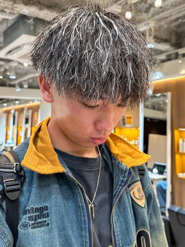 ルースト 渋谷店(ROOST) シャープなツイストスパイラル×ホワイトハイライト