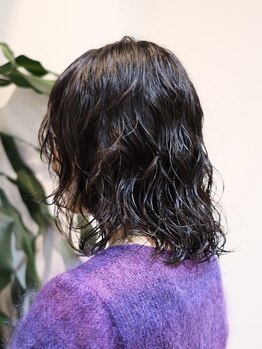 ザシラ(THE SIRA)の写真/自然な質感で、くせ毛のような柔らかさと動きを表現。毎朝のスタイリングも簡単に♪