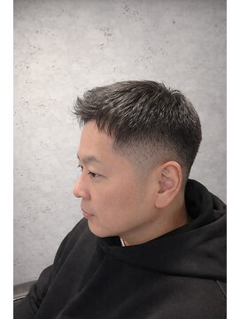 ワンワンオー バーバーショップ 長浜店(@110 BARBER SHOP) グレイヘア×ローフェードで創る、洗練された清潔感
