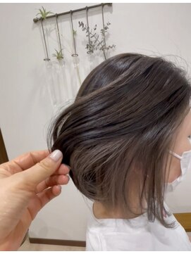 レイファ(REIFA) 前下がりボブヘアスタイル