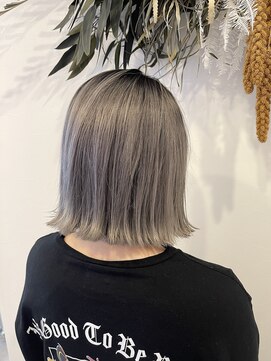 イーナ(iina) ライトグレージュ　シャドールーツ