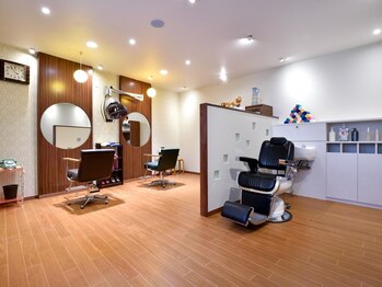 パーマネント ゾノサンチの写真/淡いネイビーと黄色の外装とウッド調の店内がかわいいお店。明るい雰囲気ながら隠れ家感がGOOD◎