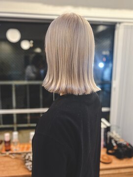 オンド 中目黒(ond) ミディアムボブとホワイトベージュ