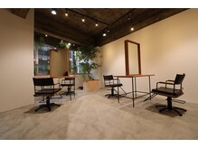 ソヨ ヘアー ミュージアム(Soyo Hair museum)の雰囲気(広い窓からは明かりがたっぷり入って気持ちよく過ごせます♪)