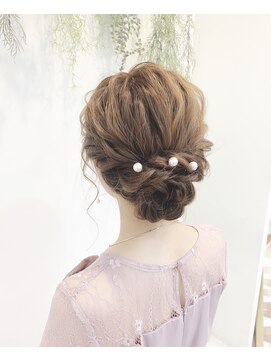 レア(Le'a) 編み込みアップヘア