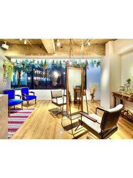 少人数で落ち着いた雰囲気の店内。周りを気にせず、ゆったりとした癒しの時間をお過ごしいただけます◎