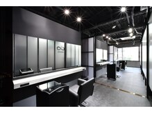 シカマ(SIKAMA)の雰囲気（黒を基調としたシックな店内）