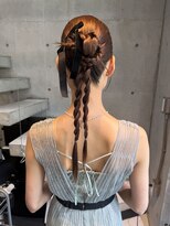 ホテリー(Hotely)&nbsp;ロングヘアをいかしたタイトなヘアセット