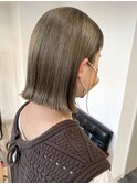 オリーブベージュ × 切りっぱなしボブ