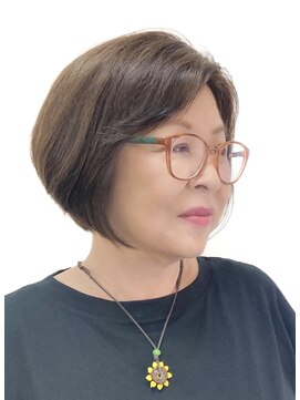 黄ぐまくん美容室 前下がり　ボブ