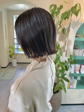 ユヌ(Une) 外ハネボブ　グレージュ　切りっぱなし