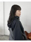 パーマヘアと暗めのオリーブカラー