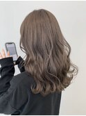 透明感グレージュのゆる巻きミディ