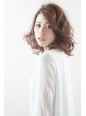 顔周りのハイライトがポイントの海外セレブ風スタイル