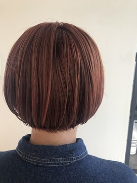 ノイエルオルト(neuer ort) 個性がひかるピンクオレンジのショートボブ