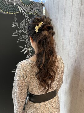 ヴィサージュ(VISAGE) ポニーテールアレンジ