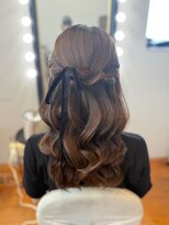 コマリ(comari)&nbsp;巻き髪が可愛いふわふわハーフアップ