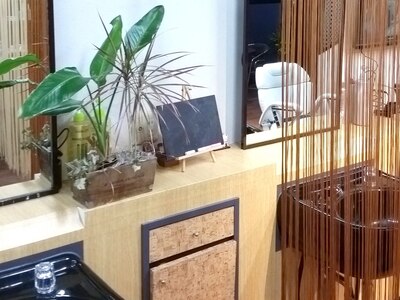 リラックスして頂く為、店内には植物を置いています☆