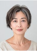 白髪を活かしたショートヘアスタイル