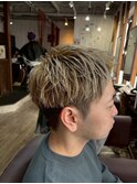 視線集中！ハイトーンと束感で魅せるエッジの効いたショート