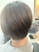 オーバー(OVER)&nbsp;白髪ぼかし前下がりショートボブ