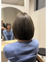 アンビス(1bis) 透明感が映えるオリーブグレージュボブ