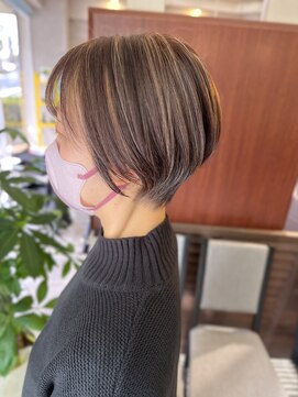 ブルー(blue) マッシュショート 白髪ぼかしハイライトカラー