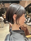 くすみベージュマロンベージュ前下がりボブフェザーショートヘア