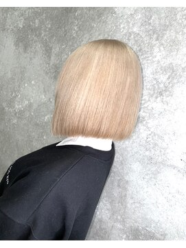ニノ(nino) 【NINO】艶髪/ハイトーン/ミルクティー/ベージュ/ミニボブ