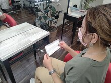 お客さまへ、 施術中でのマスク着用をお願いしています。