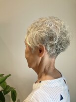 キー(KEY)&nbsp;グレイヘアの刈り上げショート