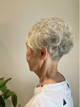 キー(KEY) グレイヘアの刈り上げショート
