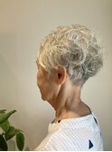 グレイヘアの刈り上げショート