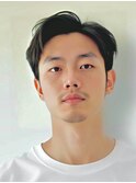 前髪かき上げ無造作ヘアラフに決まる刈り上げショート
