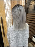バレイヤージュ　グレージュカラー　切りっぱなしボブ