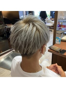 ケンジ 湘南台(KENJE) かっこよく見えるシルバーヘアー