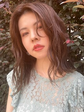 ヘアサロン トラヴィス(hair salon Travis) センターパート×ゆる巻きミディ