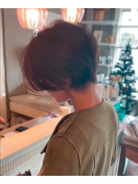 アトリエ エス atelier es HAIRDESIGN ハンサムショート/センターパート/レイヤーカット/抜け感/透明感