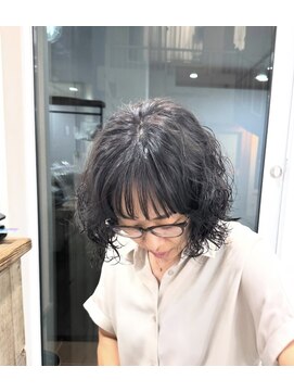 プラグ(Plug) 似合わせカットミディアムパーマ暗髪ネイビーブラックケアカラー