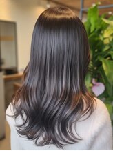アヴァロンテ アットウィルヘアー(A VOLONTE at will hair) 【大人可愛い!】艶めく暗髪グレージュ×女神ウェーブ