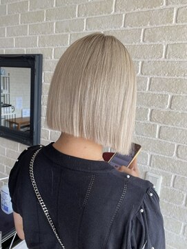 アボックス(abox) 切りっぱなしボブ／ホワイトカラー