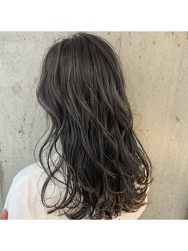 ラダ(Lada) ダークアッシュ×レイヤー×巻き髪