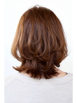 チェルモ(CHELUMO) くびれが美しいアンニュイミディアム