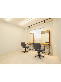 《高槻/少人数サロン》半個室席ありの少人数サロン。こだわり空間で当店自慢のヘッドスパもお試しください!