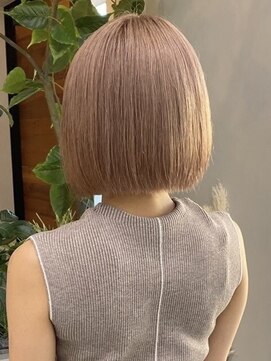 アム(am) グレージュ切りっぱなしボブ前髪ありミニボブミルクティベージュ